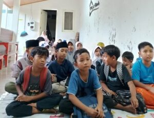 Berbagi Ilmu dan Kasih Sayang: HMPS Ilmu Hadis UIN Salatiga Mengajar di TPQ Al-Fitroh